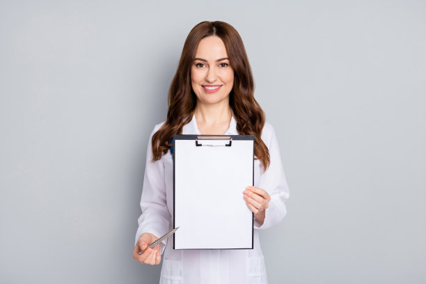 美丽的家庭医生实习生女士照片拿着病人的医疗处方新药保险展示处签字穿着白色实验大褂听诊器孤立的灰色背景图片下载