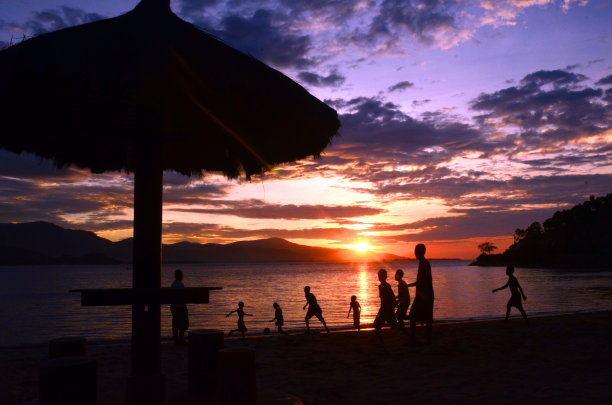 孩子们在旁边玩耍的剪影照片图片下载