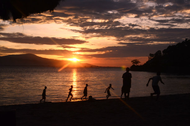孩子们在旁边玩耍的剪影照片图片下载