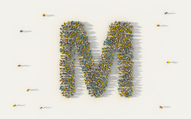 一大群人组成字母M，大写英语字母文本字符在社交媒体和社区概念上的白色背景。3d符号符号人群插图从上面图片下载