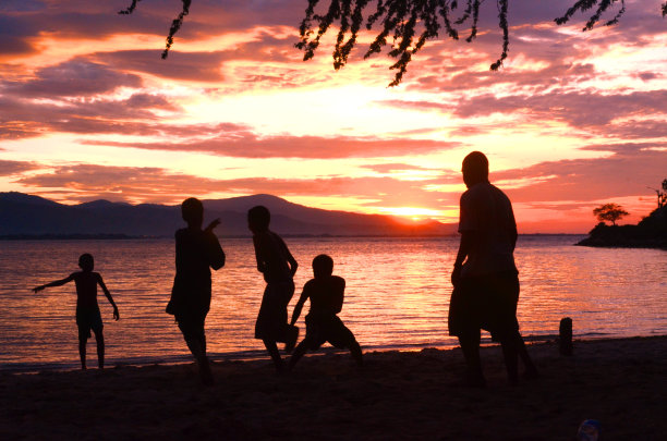 孩子们在旁边玩耍的剪影照片图片下载