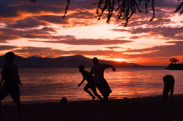 孩子们在旁边玩耍的剪影照片图片下载