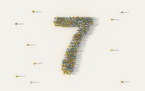 一大群人组成数字7,7，字母文本字符的社会媒体和社区概念上的白色背景。人群插图的3d符号符号从上面聚集在一起图片下载