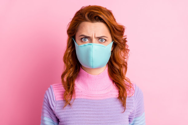 特写照片的麻木漂亮的女士保持社会距离看凝视横幅检疫信息烦恼隔离持续穿保护面罩毛衣孤立的粉红色背景图片下载