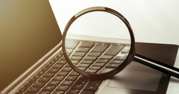 笔记本电脑配放大镜，搜索概念。图片下载