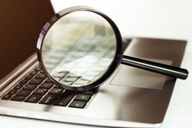 笔记本电脑配放大镜，搜索概念。图片下载