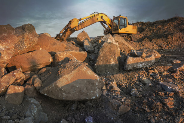 工业岩石和石头开采与重型机械图片下载