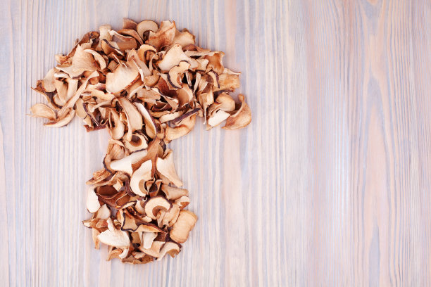 食用干蘑菇轻木制背景特写俯视图，干牛肝菌木色背景，棕色帽子牛肝菌，便士面包，牛肝菌，牛肝菌，白色真菌，天然食品设计，复制空间图片下载