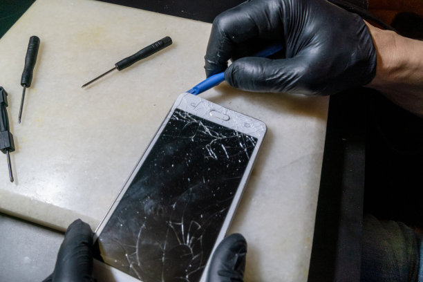 专家替换了一个白色智能手机特写镜头上破碎的屏幕图片下载