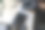 专家替换了一个白色智能手机特写镜头上破碎的屏幕图片下载