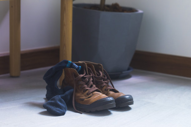 用在家里门厅的皮靴和袜子。图片下载