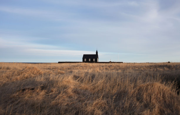 干草地里的冰岛黑人教堂图片下载
