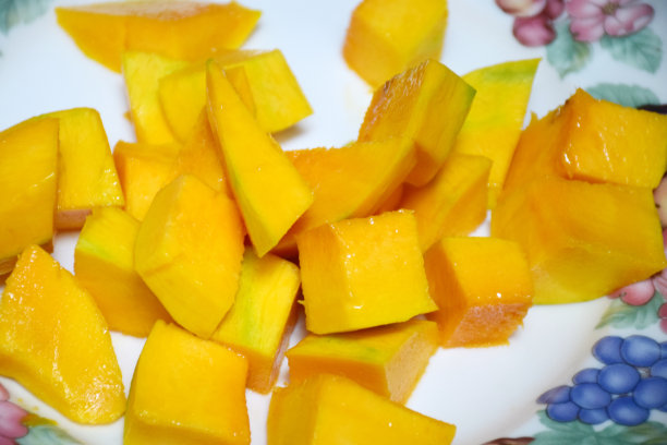 从树上剥下新鲜芒果图片下载