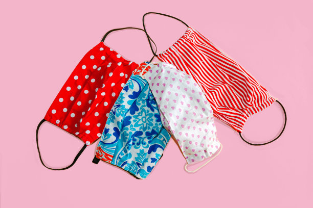 彩色孤立的家庭制作，脸，保护面具在粉红色的背景。图片下载