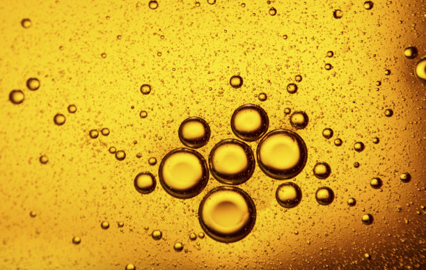 葵花籽油的气泡落在水里图片下载