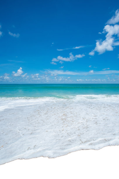 海水溅起白色浪花。剪切路径图片下载