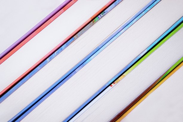 俯视图鲜艳多彩的精装书，书的背景。图片下载