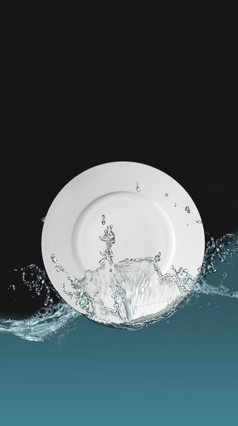 用喷雾清洗钢板。图片下载