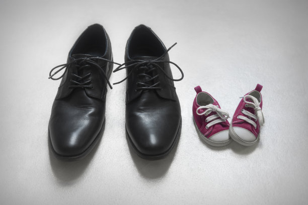 比喻婴儿和成人鞋图片下载