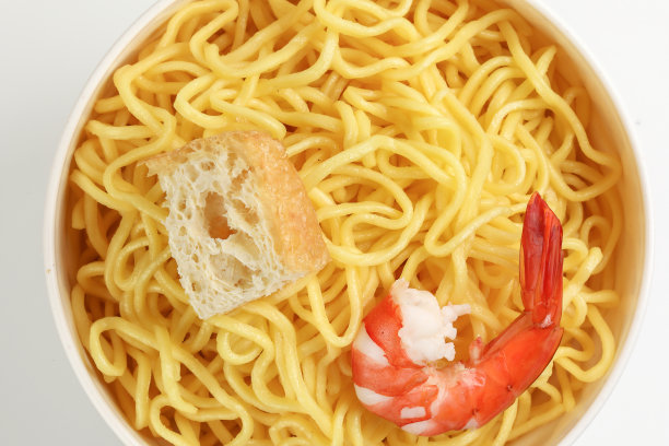 鲜黄的鸡蛋面，白色的背景图片下载