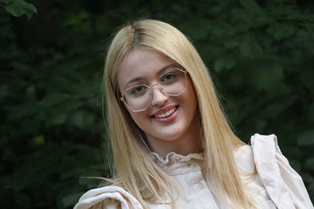 摆出一个年轻女子的姿势图片下载