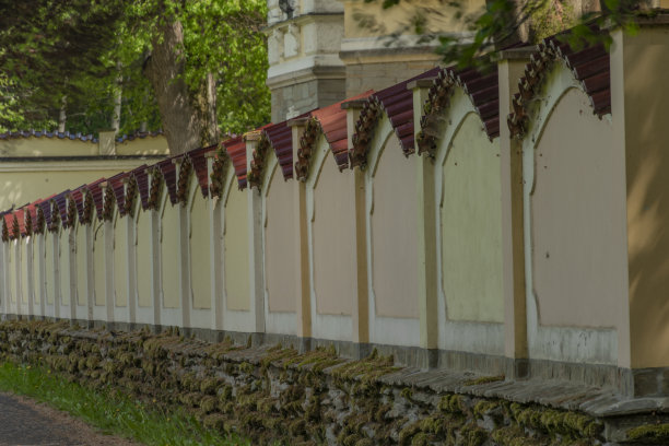 Podhradi村附近的古老家庭住宅，有高塔和长长的彩色墙图片下载