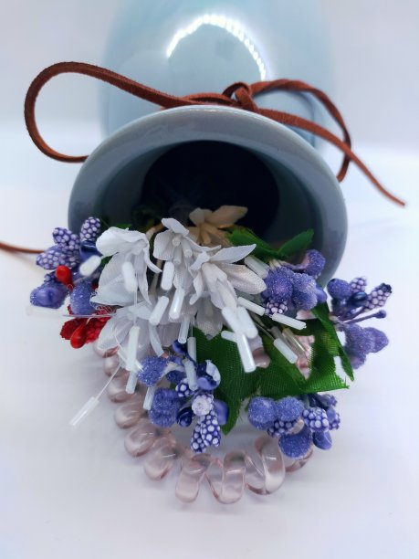 一束装在花瓶里的假花。图片下载