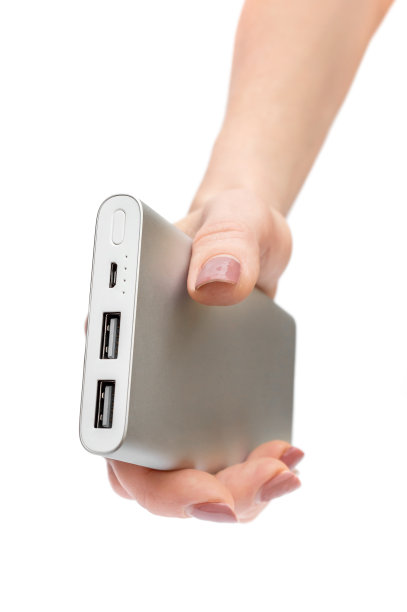 牵手powerbank。孤立在白色的。图片下载