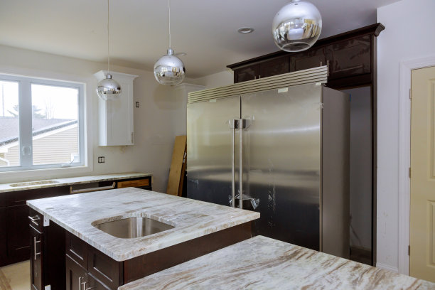 新的白色厨房安装了家具橱柜和台面图片下载