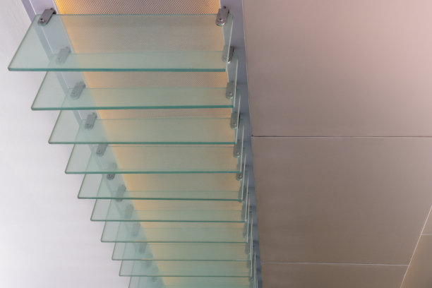 现代建筑悬挑的外部照明设备碎片。用于光线流的透明玻璃隔板。图片下载