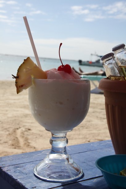 海滩上的鸡尾酒会图片下载