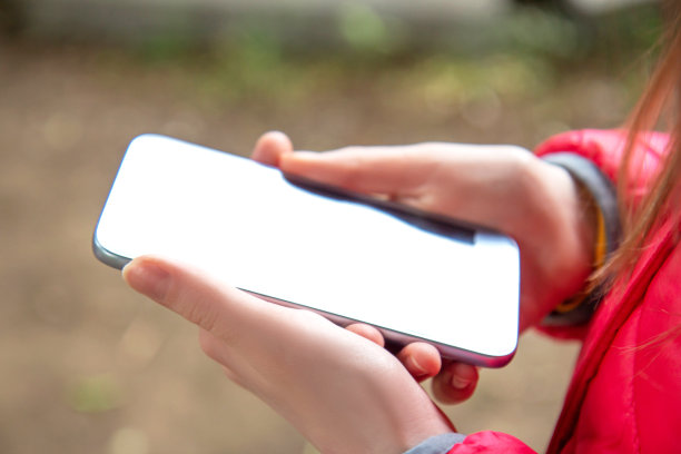 女孩在外面用智能手机的触摸屏图片下载