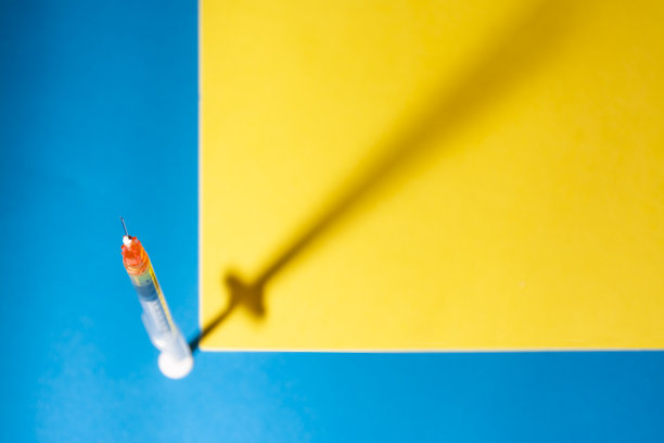 蓝色和黄色背景的注射器图片下载