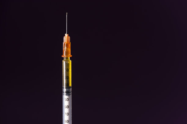 注射器黑色背景图片下载