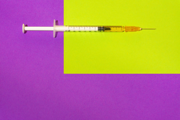 注射器背景为紫色和黄色图片下载