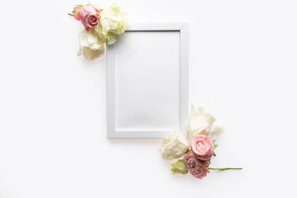 美丽的花朵组成。空白的文本框架，白色的花在白色的背景。情人节，复活节，生日，妇女节快乐，母亲节。平铺，俯视图，拷贝空间图片下载