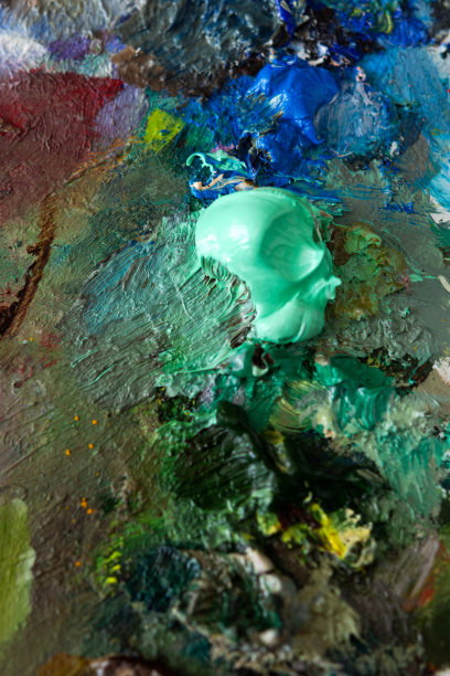 画家的调色板上的海蓝宝石油画特写。爱好和休闲。图片下载