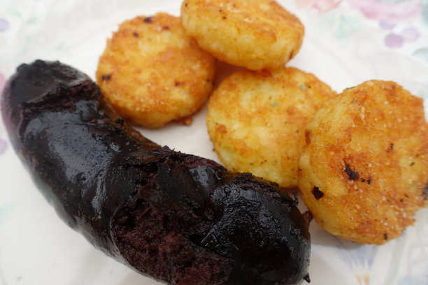 洋葱黑布丁配炸土豆和洋葱炸丸子图片下载