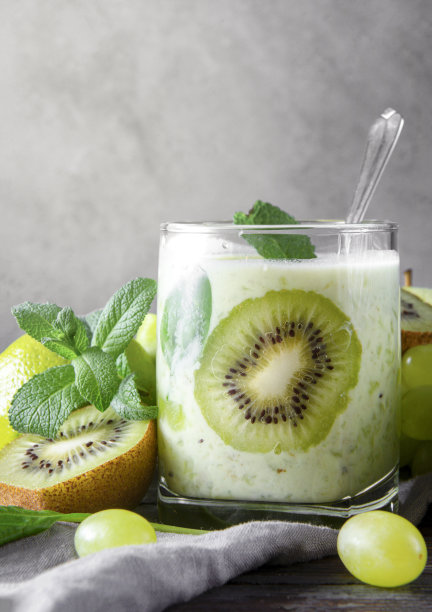 天然酸奶与新鲜猕猴桃，葡萄和薄荷灰色图片下载