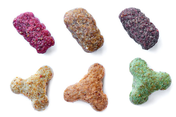 白色背景上孤立的猫或狗的干粮。特写镜头图片下载