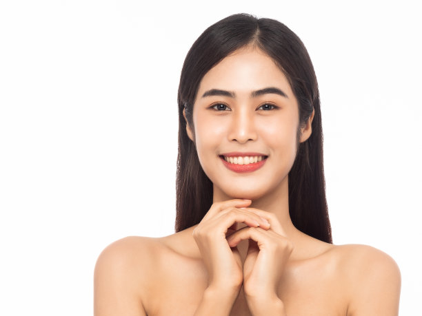 美丽的年轻亚洲女人清洁新鲜的皮肤与手触摸脸孤立在白色的背景。面部护理、美容、美容护肤理念图片下载