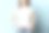 学前班的女孩演示白色空白模拟复制太空t恤。图片下载