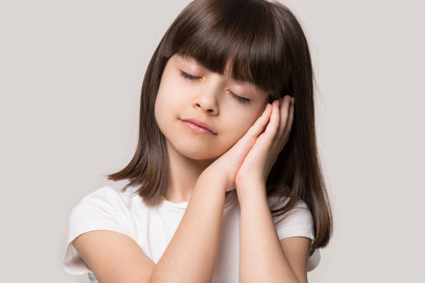 平静的6岁小可爱的孩子感到困倦图片下载