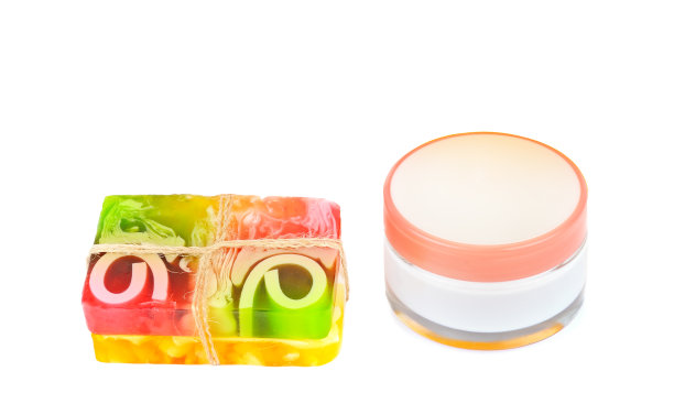 化妆品霜和手工肥皂孤立在白色背景。图片下载