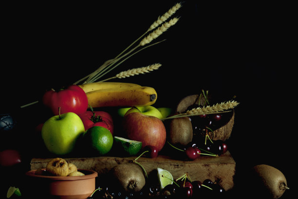 水果蔬菜，黑色背景。图片下载
