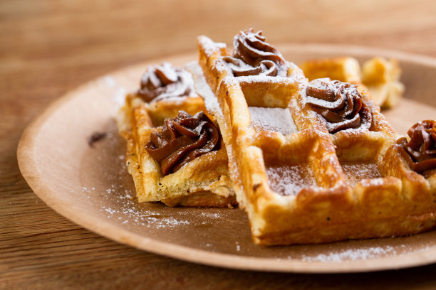 一次性盘子里的维也纳华夫饼配草莓酱和薄荷。图片下载