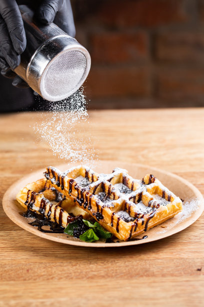 一次性盘子里的维也纳华夫饼配草莓酱和薄荷。图片下载