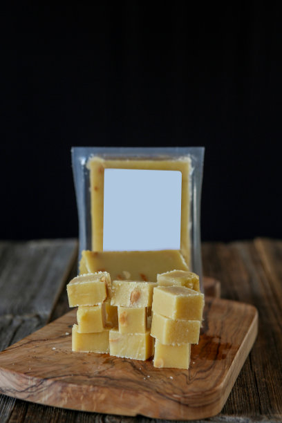 在木板上的立方体halva图片下载