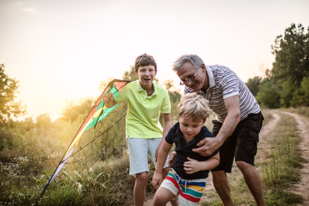 爷爷和他的孩子们快乐图片下载