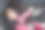 小女孩睡在汽车安全座椅里。儿童系上安全带，安全驾驶。特写镜头。侧视图。图片下载